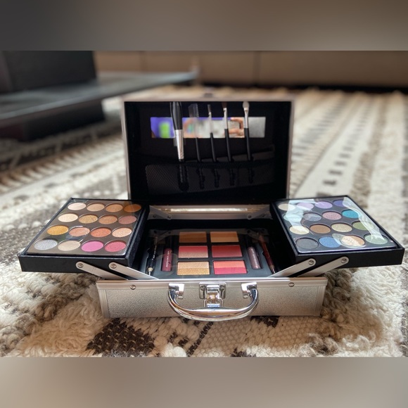 Macy’s Complete Makeup Set - Picture 1 of 7